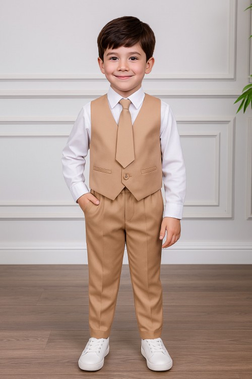 زي مدرسي ولادي 3 قطع قميص أبيض بياقة مطوية و أزرار من الأمام و الأكمام و بنطلون بيج