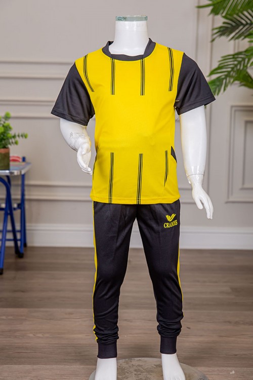 طقم ولادي رياضي قطعتين تيشيرت لون أصفر مقلم باللون الأسود و بنطلون طويل لون أسود مخطط باللون الأصفر من الجانبين و بزم من الأسفل