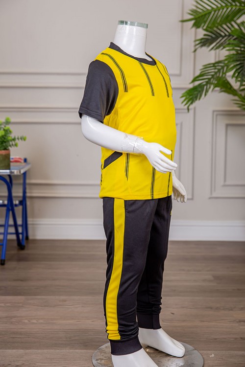 طقم ولادي رياضي قطعتين تيشيرت لون أصفر مقلم باللون الأسود و بنطلون طويل لون أسود مخطط باللون الأصفر من الجانبين و بزم من الأسفل