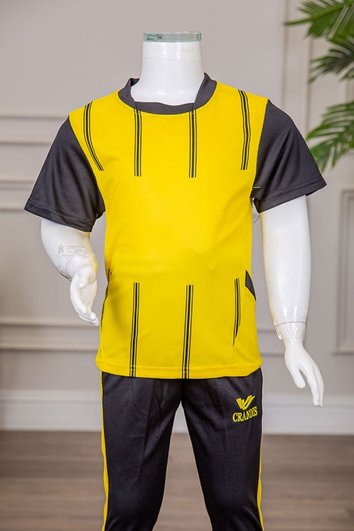 طقم ولادي رياضي قطعتين تيشيرت لون أصفر مقلم باللون الأسود و بنطلون طويل لون أسود مخطط باللون الأصفر من الجانبين و بزم من الأسفل