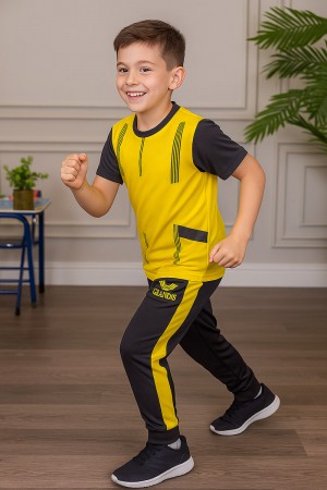 طقم ولادي رياضي قطعتين تيشيرت لون أصفر مقلم باللون الأسود و بنطلون طويل لون أسود مخطط باللون الأصفر من الجانبين و بزم من الأسفل