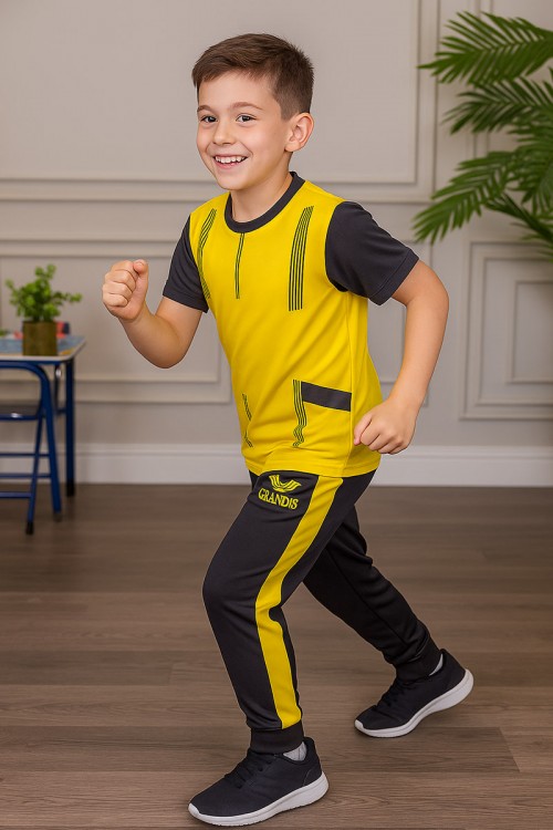 طقم ولادي رياضي قطعتين تيشيرت لون أصفر مقلم باللون الأسود و بنطلون طويل لون أسود مخطط باللون الأصفر من الجانبين و بزم من الأسفل
