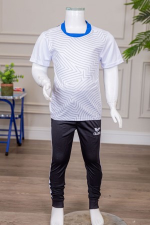 طقم ولادي رياضي قطعتين تيشيرت لون أبيض مقلم باللون الرمادي ياقة باللون الأزرق و بنطلون طويل لون أسود مخطط باللون الأبيض من الجانبين و بزم من الأسفل