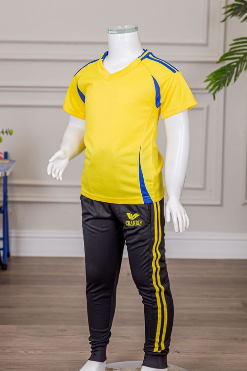 طقم ولادي رياضي قطعتين تيشيرت لون أصفر مقلم باللون الأزرق و بنطلون طويل لون أسود مخطط باللون الأصفر من الجانبين بجيوب و بزم من الأسفل