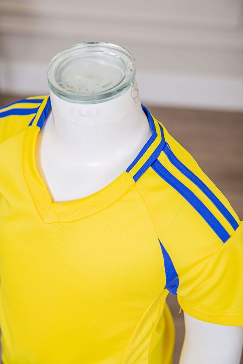 طقم ولادي رياضي قطعتين تيشيرت لون أصفر مقلم باللون الأزرق و بنطلون طويل لون أسود مخطط باللون الأصفر من الجانبين بجيوب و بزم من الأسفل