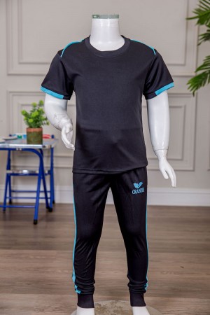 طقم ولادي رياضي قطعتين تيشيرت لون كحلي ياقة دائرية مزين بحواف باللون السماوي و بنطلون طويل لون كحلي مخطط باللون السماوي من الجانبين و بزم من الأسفل