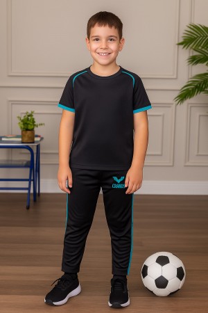 طقم ولادي رياضي قطعتين تيشيرت لون كحلي ياقة دائرية مزين بحواف باللون السماوي و بنطلون طويل لون كحلي مخطط باللون السماوي من الجانبين و بزم من الأسفل