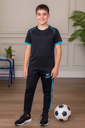 طقم ولادي رياضي قطعتين تيشيرت لون كحلي ياقة دائرية مزين بحواف باللون السماوي و بنطلون طويل لون كحلي مخطط باللون السماوي من الجانبين و بزم من الأسفل