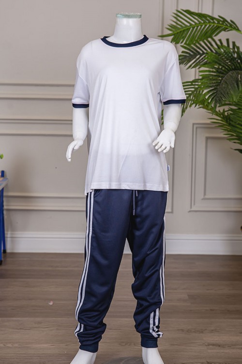 طقم رياضي مدارس قطعتين لون كحلي تيشيرت أبيض داخلي بحواف باللون الكحلي و بنطلون بجيوب و رباط و زم من الأسفل