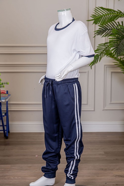 طقم رياضي مدارس قطعتين لون كحلي تيشيرت أبيض داخلي بحواف باللون الكحلي و بنطلون بجيوب و رباط و زم من الأسفل