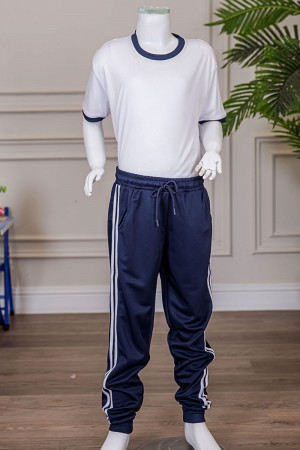 طقم رياضي مدارس قطعتين لون كحلي تيشيرت أبيض داخلي بحواف باللون الكحلي و بنطلون بجيوب و رباط و زم من الأسفل