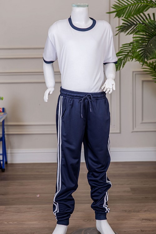 طقم رياضي مدارس قطعتين لون كحلي تيشيرت أبيض داخلي بحواف باللون الكحلي و بنطلون بجيوب و رباط و زم من الأسفل