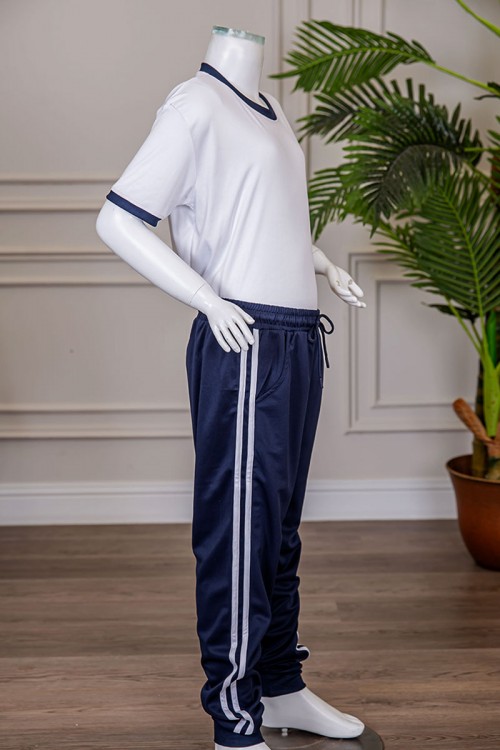 طقم رياضي مدارس قطعتين لون كحلي تيشيرت أبيض داخلي بحواف باللون الكحلي و بنطلون بجيوب و رباط و زم من الأسفل