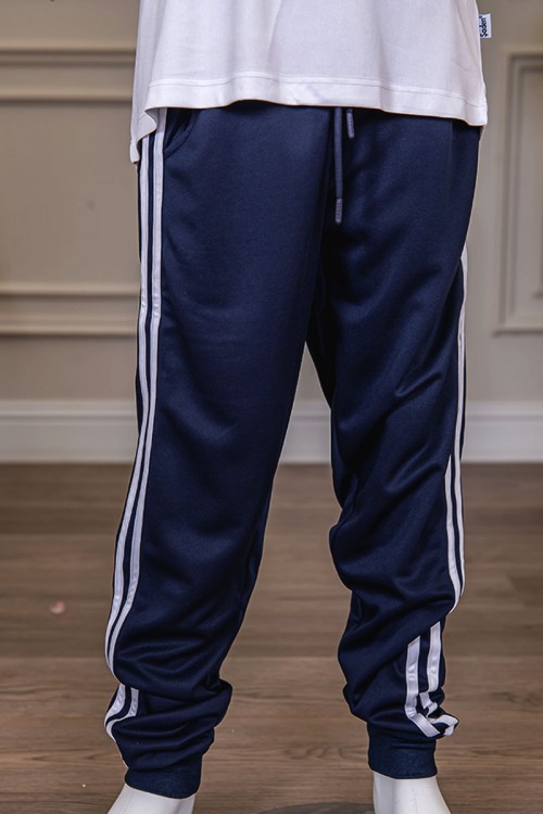 طقم رياضي مدارس قطعتين لون كحلي تيشيرت أبيض داخلي بحواف باللون الكحلي و بنطلون بجيوب و رباط و زم من الأسفل