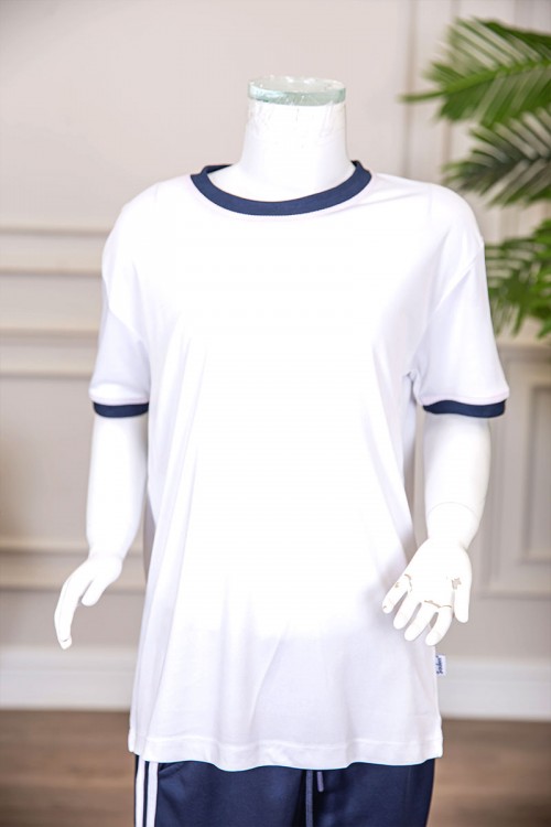 طقم رياضي مدارس قطعتين لون كحلي تيشيرت أبيض داخلي بحواف باللون الكحلي و بنطلون بجيوب و رباط و زم من الأسفل