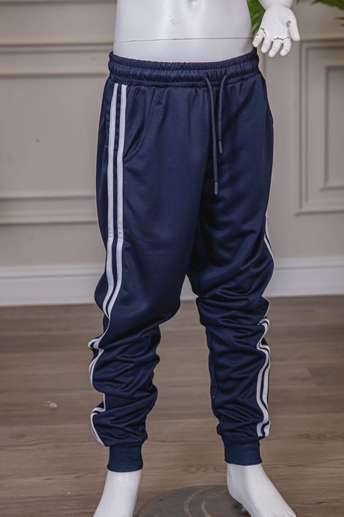 طقم رياضي مدارس قطعتين لون كحلي تيشيرت أبيض داخلي بحواف باللون الكحلي و بنطلون بجيوب و رباط و زم من الأسفل