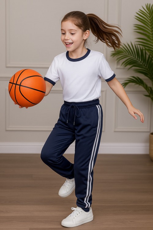 طقم رياضي مدارس قطعتين لون كحلي تيشيرت أبيض داخلي بحواف باللون الكحلي و بنطلون بجيوب و رباط و زم من الأسفل