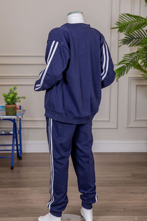 طقم رياضي بناتي مدارس 3 قطع لون كحلي تيشيرت أبيض داخلي و جاكيت ذو أكمام طويلة بسحاب و جيوب من الأمام و بنطلون برباط و زم من الأسفل