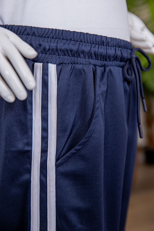 طقم رياضي بناتي مدارس 3 قطع لون كحلي تيشيرت أبيض داخلي و جاكيت ذو أكمام طويلة بسحاب و جيوب من الأمام و بنطلون برباط و زم من الأسفل