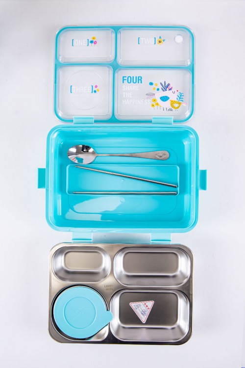حافظة طعام مدرسية لون سماوي مقسمة و مزينة بكتابات و رسومات مع ملعقة و عيدان معدنية