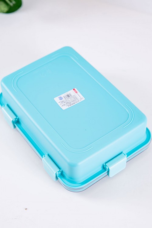 حافظة طعام مدرسية لون سماوي مقسمة و مزينة بكتابات و رسومات مع ملعقة و عيدان معدنية