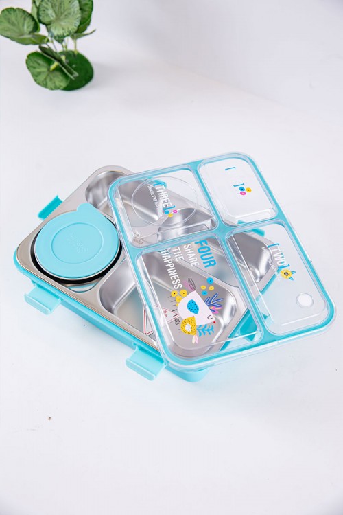 حافظة طعام مدرسية لون سماوي مقسمة و مزينة بكتابات و رسومات مع ملعقة و عيدان معدنية
