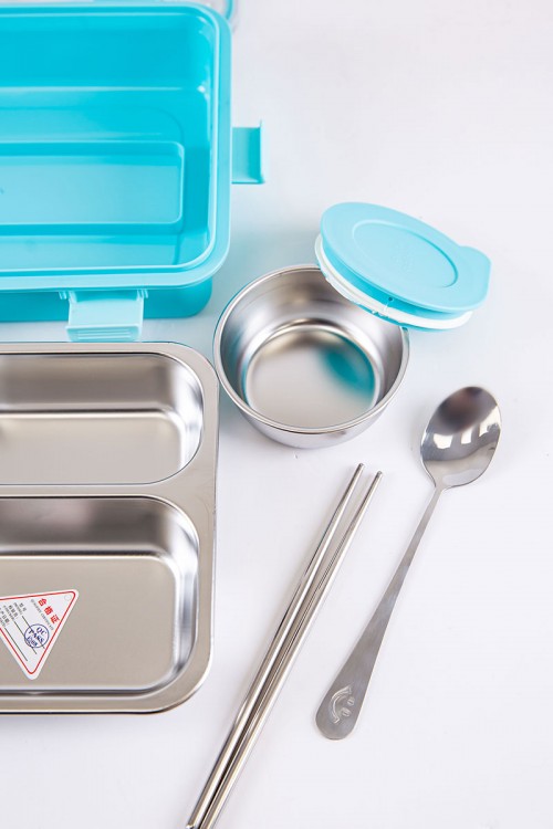 حافظة طعام مدرسية لون سماوي مقسمة و مزينة بكتابات و رسومات مع ملعقة و عيدان معدنية