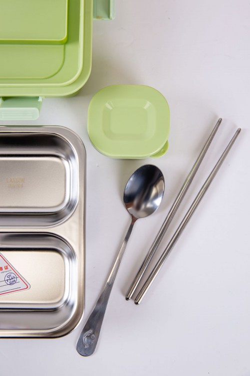 حافظة طعام مدرسية متعددة الألوان مقسمة و مزينة بكتابات و رسومات مع ملعقة و عيدان معدنية