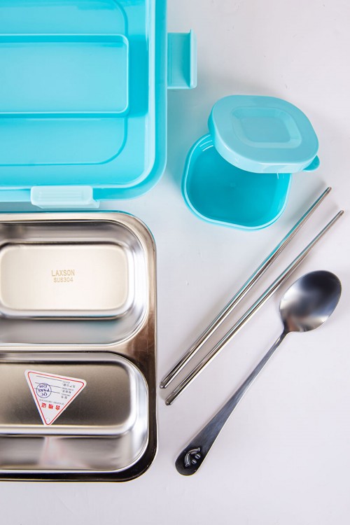 حافظة طعام مدرسية متعددة الألوان مقسمة و مزينة بكتابات و رسومات مع ملعقة و عيدان معدنية