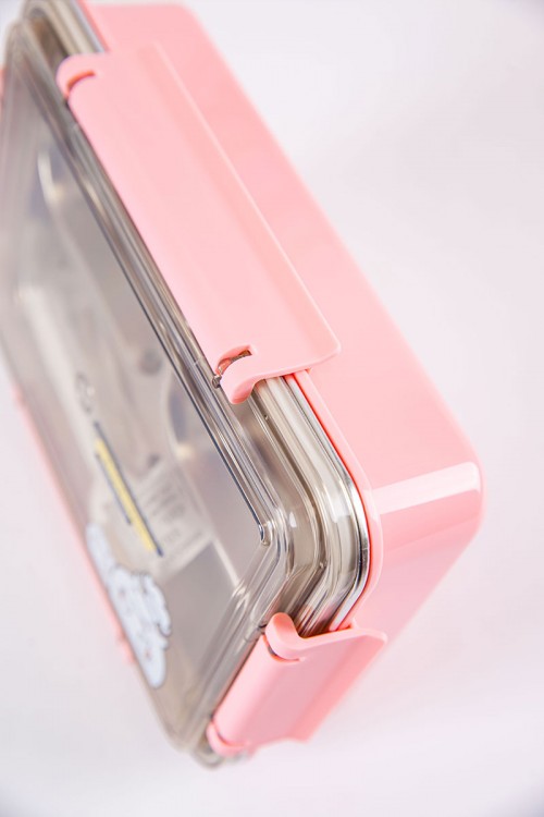 حافظة طعام مدرسية لون وردي مقسمة و مزينة برسومات كرتونية مع ملعقة و عيدان بلاستيكية