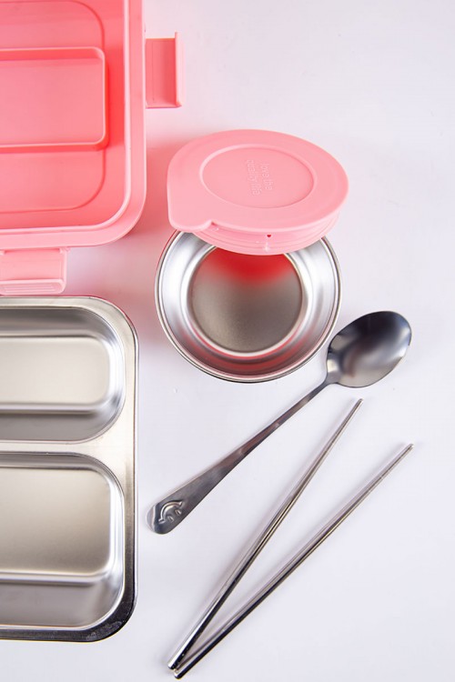 حافظة طعام مدرسية لون وردي مقسمة و مزينة برسومات كرتونية مع ملعقة و عيدان بلاستيكية