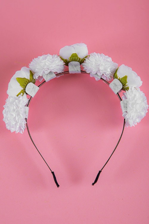 طوق شعر لون أسود مزين بالورود البيضاء