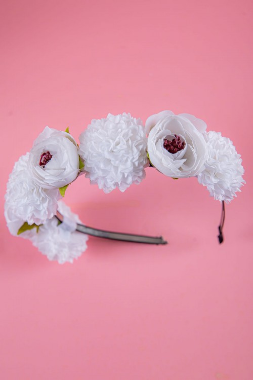 طوق شعر لون أسود مزين بالورود البيضاء