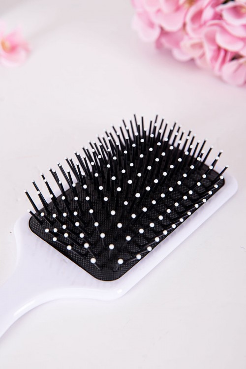 فرشاة شعر لون وردي مزينة برسومات و كتابات ملونة