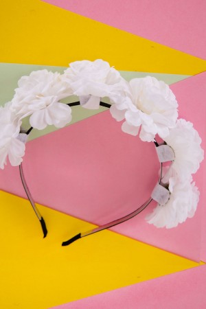 طوق شعر لون أسود مزين بالورود البيضاء