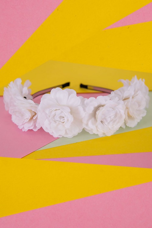 طوق شعر لون أسود مزين بالورود البيضاء