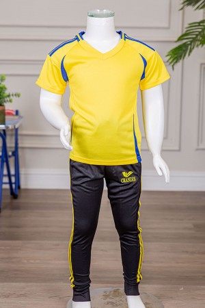 طقم ولادي رياضي قطعتين تيشيرت لون أصفر مقلم باللون الأزرق و بنطلون طويل لون أسود مخطط باللون الأصفر من الجانبين بجيوب و بزم من الأسفل