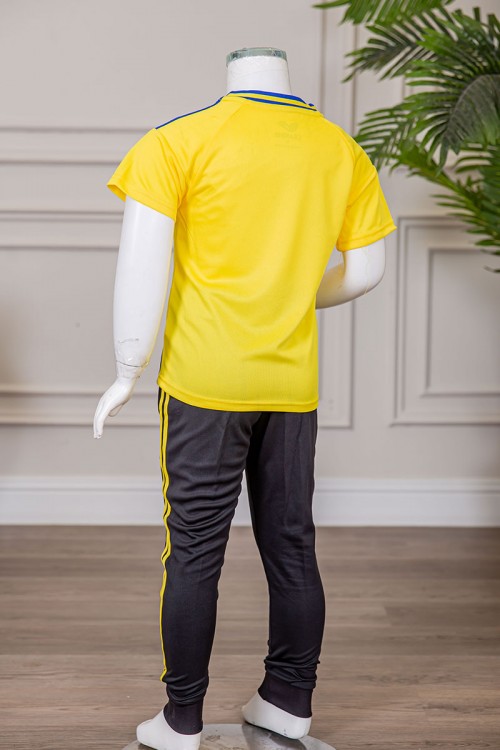 طقم ولادي رياضي قطعتين تيشيرت لون أصفر مقلم باللون الأزرق و بنطلون طويل لون أسود مخطط باللون الأصفر من الجانبين بجيوب و بزم من الأسفل