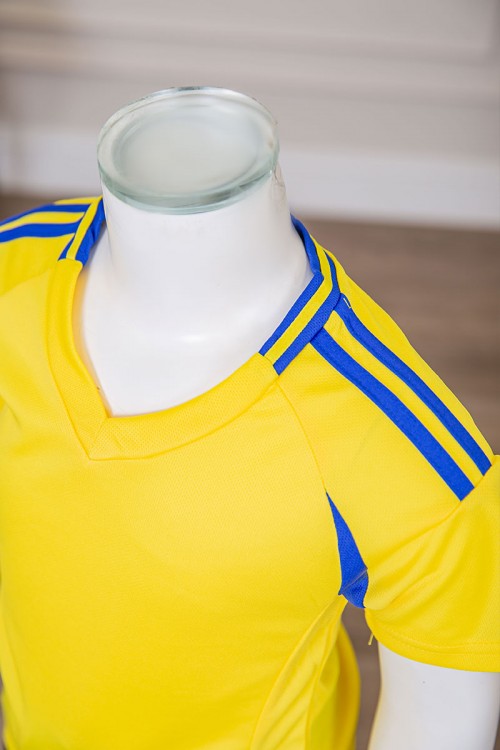 طقم ولادي رياضي قطعتين تيشيرت لون أصفر مقلم باللون الأزرق و بنطلون طويل لون أسود مخطط باللون الأصفر من الجانبين بجيوب و بزم من الأسفل