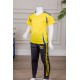 طقم ولادي رياضي قطعتين تيشيرت لون أصفر مقلم باللون الأزرق و بنطلون طويل لون أسود مخطط باللون الأصفر من الجانبين بجيوب و بزم من الأسفل