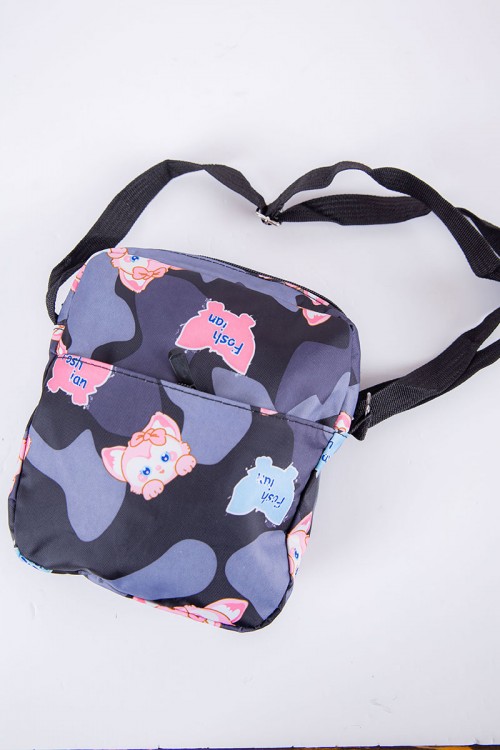 طقم شنط مدرسية قطعتين لون أسود و رصاصي مزينة برسومات كرتونية بجيوب متعددة