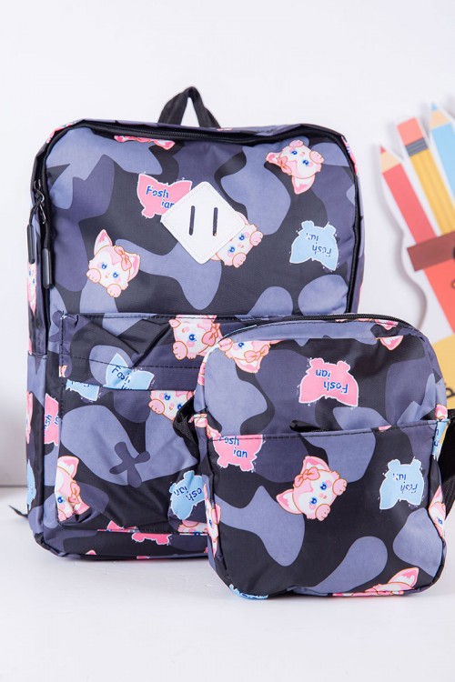 طقم شنط مدرسية قطعتين لون أسود و رصاصي مزينة برسومات كرتونية بجيوب متعددة