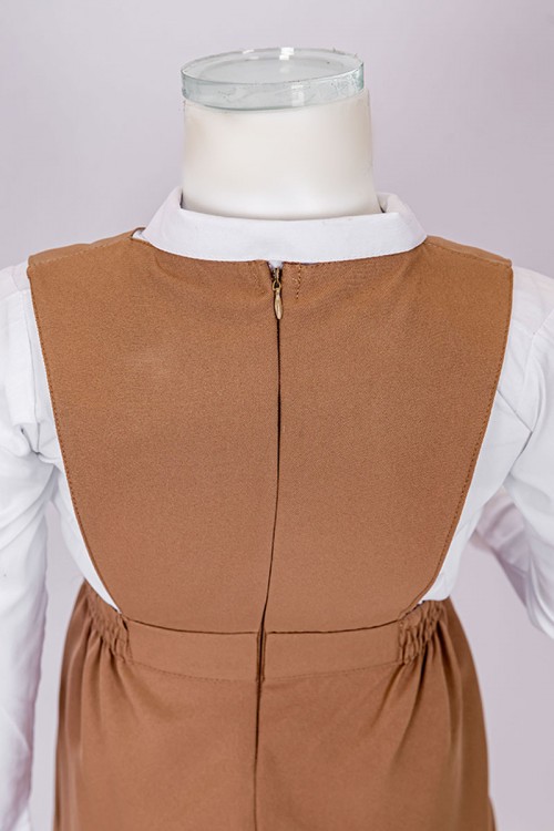 مريول مدرسي بناتي روضة لون بيج ياقة قصة سبعة بزم في الخصر و جيب من اليمين مع قميص أبيض ياقة مطوية  بأزرار من الأمام و بأكمام طويلة