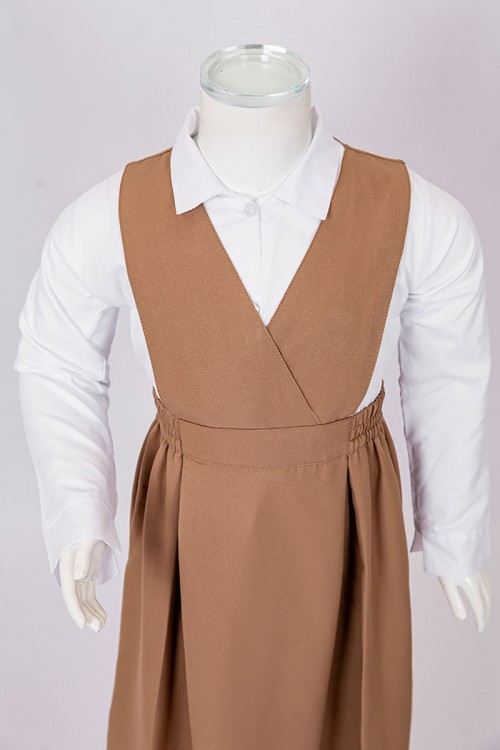 مريول مدرسي بناتي روضة لون بيج ياقة قصة سبعة بزم في الخصر و جيب من اليمين مع قميص أبيض ياقة مطوية  بأزرار من الأمام و بأكمام طويلة