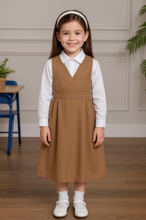 مريول مدرسي بناتي روضة لون بيج ياقة قصة سبعة بزم في الخصر و جيب من اليمين مع قميص أبيض ياقة مطوية  بأزرار من الأمام و بأكمام طويلة 