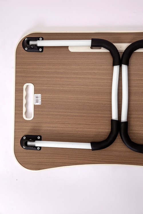 طاولة مدرسية لون سماوي مزينة بكتابات و رسومات ملونة قابلة للطي