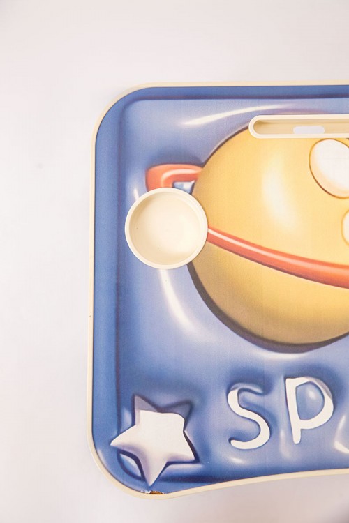 طاولة مدرسية لون سماوي مزينة بكتابات و رسومات ملونة قابلة للطي