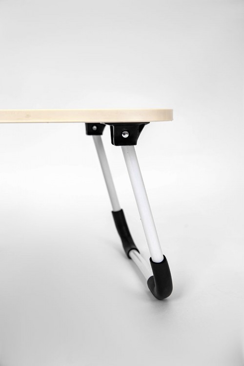 طاولة مدرسية لون سماوي مزينة بكتابات و رسومات ملونة قابلة للطي