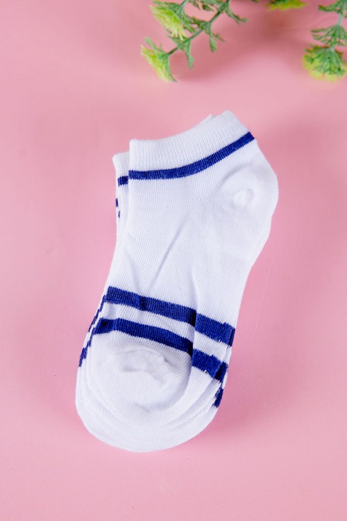 جوارب لون أبيض مزينة بخطوط باللون الأزرق 3 حبات