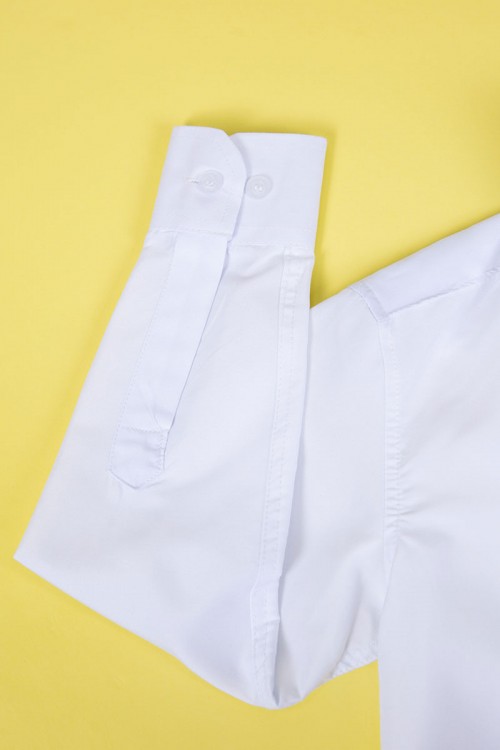 قميص مدرسي لون أبيض بياقة مطوية و بأزرار من الأمام و الأكمام